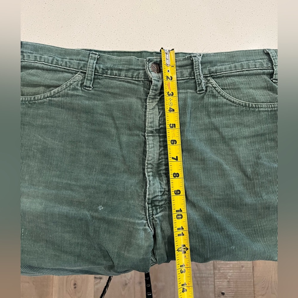 LEVIS GREEN CORDUROY PANTS. COLOR: GREEN. SIZE: APPROX 30 - Picture 5 of 7